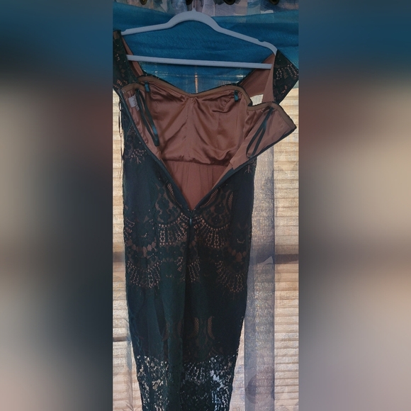 Elegant Green Lace Off-Shoulder Dress - Picture 2 of 6